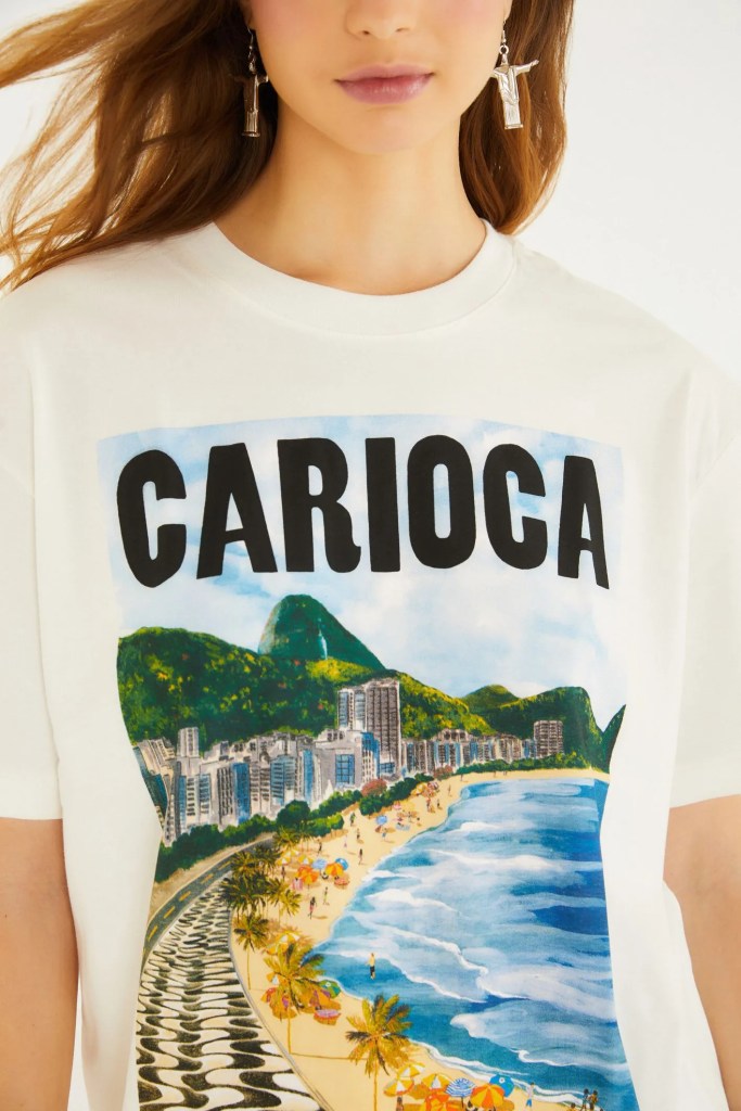 Detalhe da costura e tecido das roupas Farm 2026